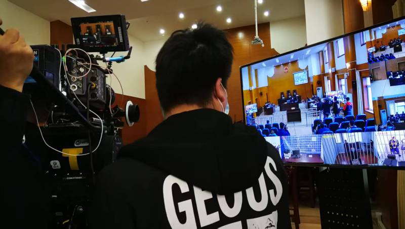 AI生成VS人工创意——德清县广告片拍摄公司的技术浪漫主义实践